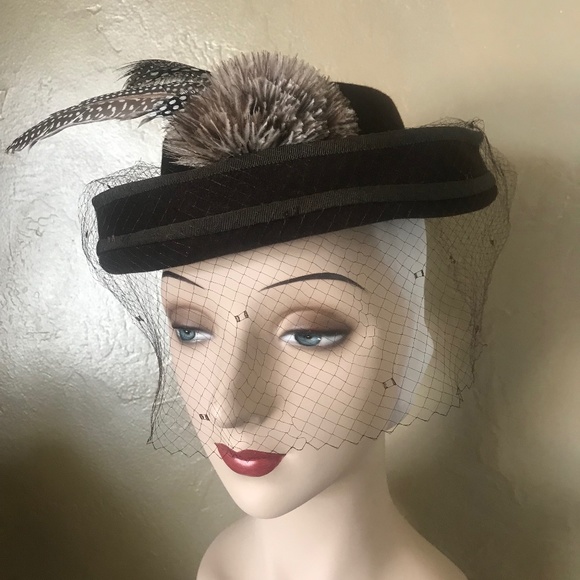 DASHING DUTCH 1940s' BROWN FELT BOATER HAT W/COORDINATING FEATHERS & VEIL